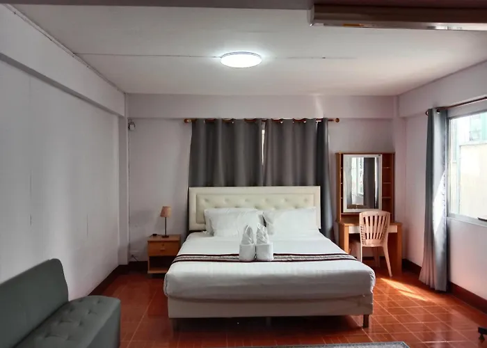 Beachfront Hotel Cha Am