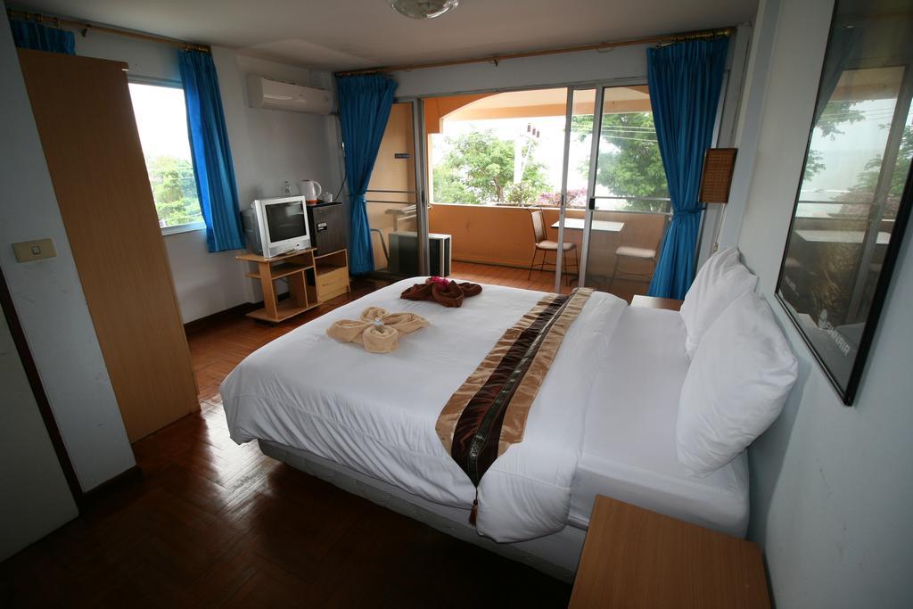 Beachfront Cha Am Guest house